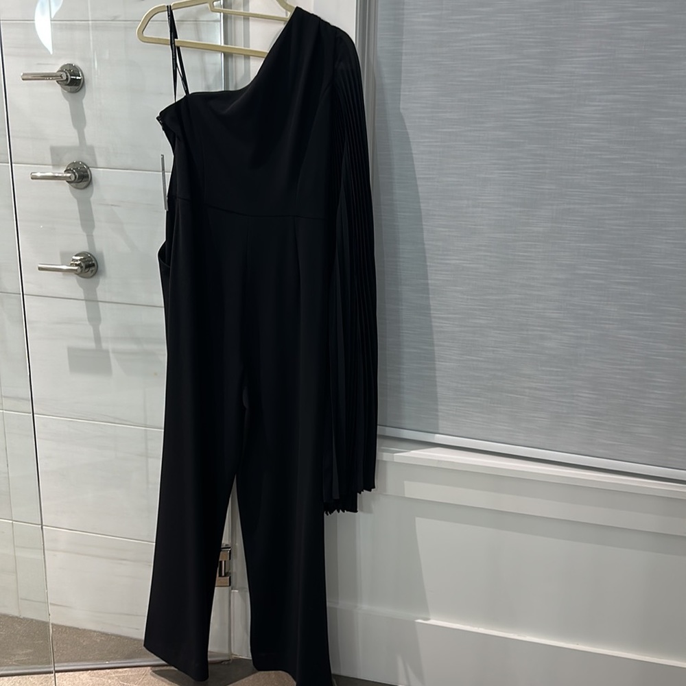 Tahari one shoulder jumpsuit w/pockets!  NWT size‎ 8!  Ret.$198 - Picture 4 of 8